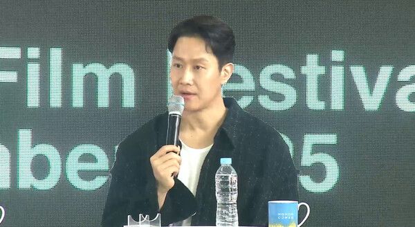 영화 '짱구' 오픈토크에 참석한 배우 겸 감독 정우. 사진=네이버TV