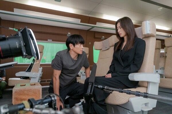 '북극성' 강동원-전지현 비하인드컷. 사진=디즈니+