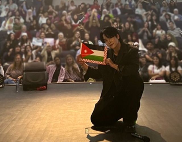 요르단에서 공연 후 팬들과 사진 촬영을 한 임정훈. 사진=누마컴퍼니