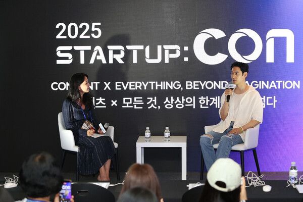 26일 오후 4시 서울 성동구 성수동 피치스 도원에서는 '2025 스타트업콘'(Startup:CON)' 토크쇼 'Startup : CONcert'(스타트업 : 콘서트)가 진행됐다.&nbsp;배우 이제훈이 토크쇼에 임하고 있다. 사진=한국콘텐츠진흥원
