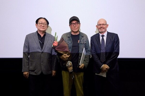 사진= (왼쪽부터) 부산국제영화제 박광수 이사장, CHANEL X BAFA 교장 김지운 감독, 샤넬코리아 대표 클라우스 올데거가 포즈를 취하고 있다.