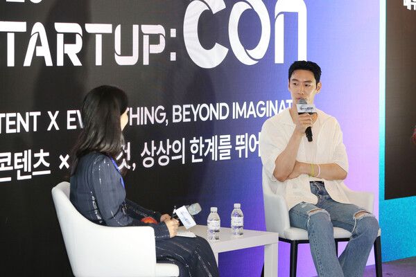 26일 오후 4시 서울 성동구 성수동 피치스 도원에서는 '2025 스타트업콘'(Startup:CON)' 토크쇼 'Startup : CONcert'(스타트업 : 콘서트)가 진행됐다.&nbsp;배우 이제훈이 토크쇼에 임하고 있다. 사진=한국콘텐츠진흥원