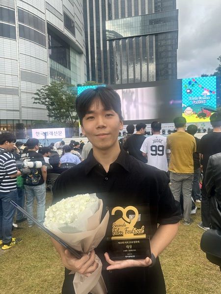 신인감독 소범휘가 최근 '2025 청춘, 커피 페스티벌'의 일환으로 열린 '커피 29초 영화제'에서 통합대상을 수상했다.