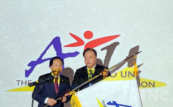 김상진 신임 ATU 회장(우측)과 전임 이규석 명예회장이 이취임식후 연맹기를 들고 기념촬영에 포지를 취하고 있다/ 사진= 뉴스컬처 DB.