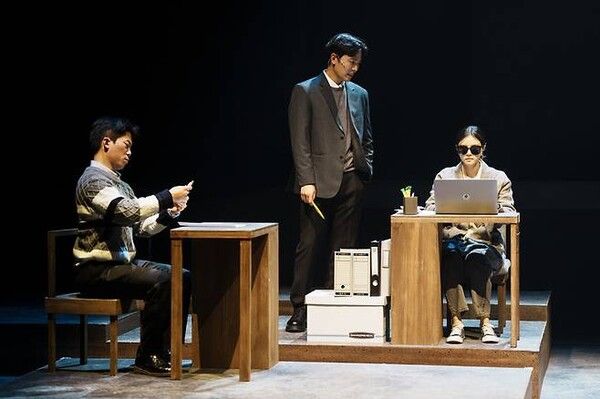 연극 '나의 아저씨' 공연 모습. 사진=(주)T2N미디어, (유)쇼앤텔플레이