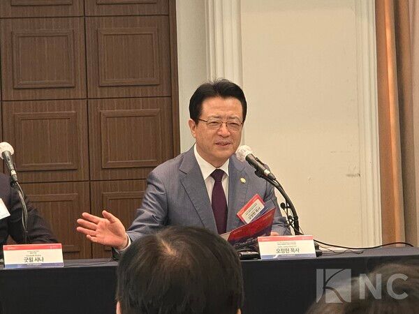 4일 서울 중구 프레스센터 20층 내셔널플레스클럽에서는 '2025 WEA 서울총회' 종합설명회가 열렸다.&nbsp;오정현 공동위원장(사랑의 교회 목사)이 인삿말을 하고 있다.