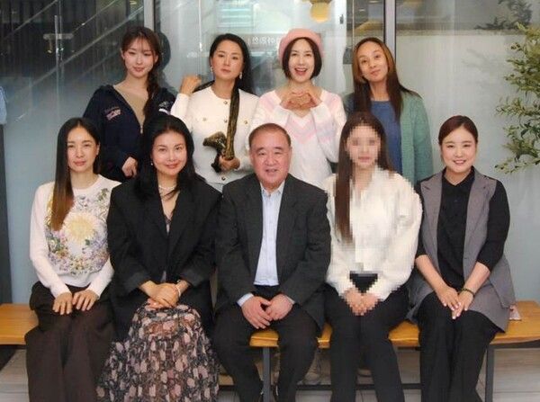 내달 창단을 준비 중인 '한스타 미스코리아 파크골프단'. 왼쪽 위부터 시계방향으로 김채원(2024 미스코리아 진), 김미숙(1994 미스코리아 미), 이지안(1996 미스코리아 진), 권민중(1996 미스코리아 한 국일보), 기윤주(2002 미스코리아 미), 박정철(한국연예인스포츠협회장), 김인영 단장, 김수현(2006 미 스코리아 한국일보, 미). 사진=한스타미디어