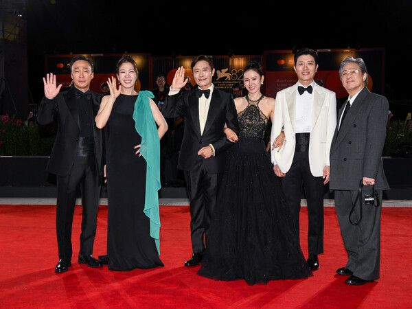 베니스영화제에 참석한 '어쩔수가없다' 이성민, 염혜란, 이병헌, 손예진, 박희순, 박찬욱 감독. 사진=CJ&nbsp;ENM