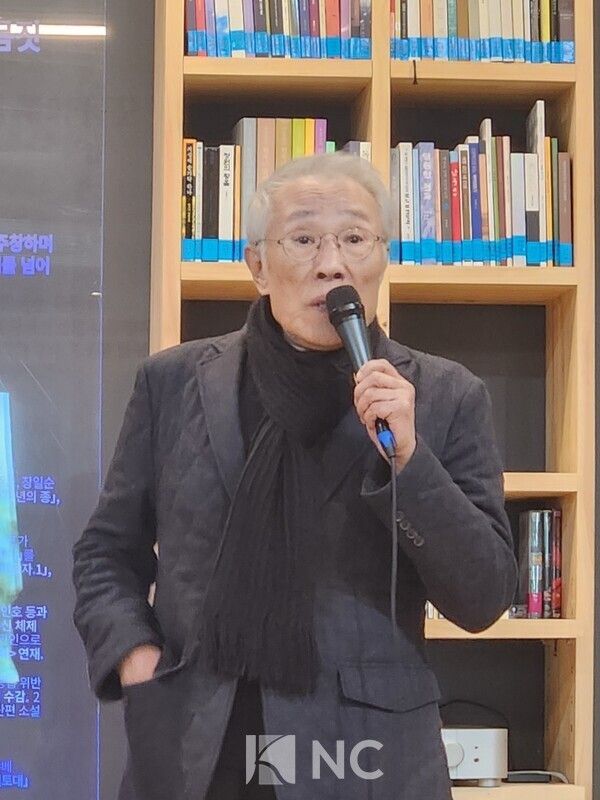 10일 이호철북콘서트홀에서 열린 '문예북흥' 행사에서 황석영 작가가 그의 삶과 글쓰기에 관해 이야기하고 있다. 사진=뉴스컬처