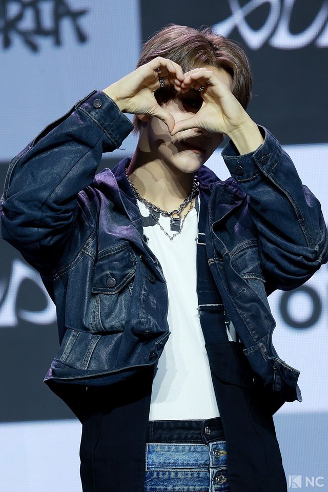 그룹 알파드라이브원(ALPHA DRIVE ONE) 씬롱이 12일 오후 서울 용산구 블루스퀘어 SOL트래블홀에서 진행된 미니 1집 ‘유포리아(EUPHORIA)’ 발매 기념 쇼케이스에서 포즈를 취하고 있다. 사진=김규빈 기자