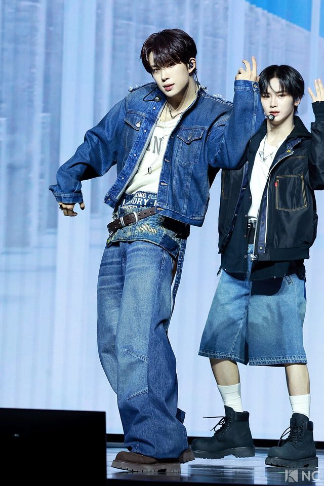 그룹 알파드라이브원(ALPHA DRIVE ONE) 건우가 12일 오후 서울 용산구 블루스퀘어 SOL트래블홀에서 진행된 미니 1집 ‘유포리아(EUPHORIA)’ 발매 기념 쇼케이스에서 무대를 선보이고 있다. 사진=김규빈 기자