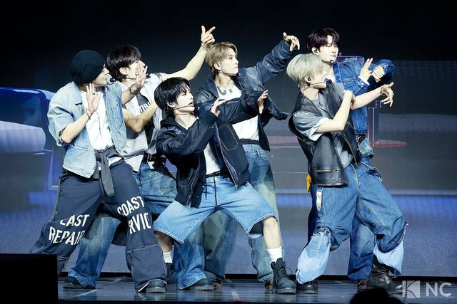 그룹 알파드라이브원(ALPHA DRIVE ONE)이 12일 오후 서울 용산구 블루스퀘어 SOL트래블홀에서 진행된 미니 1집 ‘유포리아(EUPHORIA)’ 발매 기념 쇼케이스에서 무대를 선보이고 있다. 사진=김규빈 기자