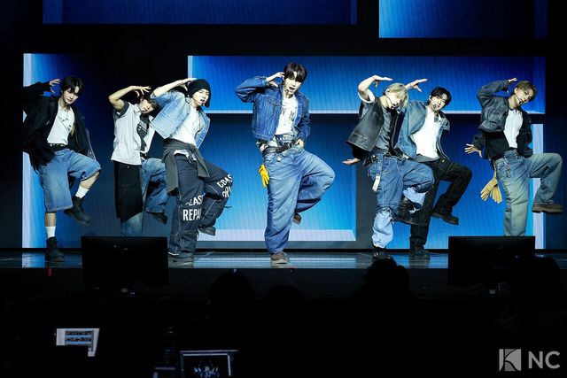 그룹 알파드라이브원(ALPHA DRIVE ONE)이 12일 오후 서울 용산구 블루스퀘어 SOL트래블홀에서 진행된 미니 1집 ‘유포리아(EUPHORIA)’ 발매 기념 쇼케이스에서 무대를 선보이고 있다. 사진=김규빈 기자