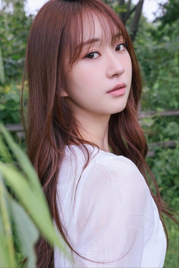 Singer Jeon Yu-jin. Photo by J-Label.