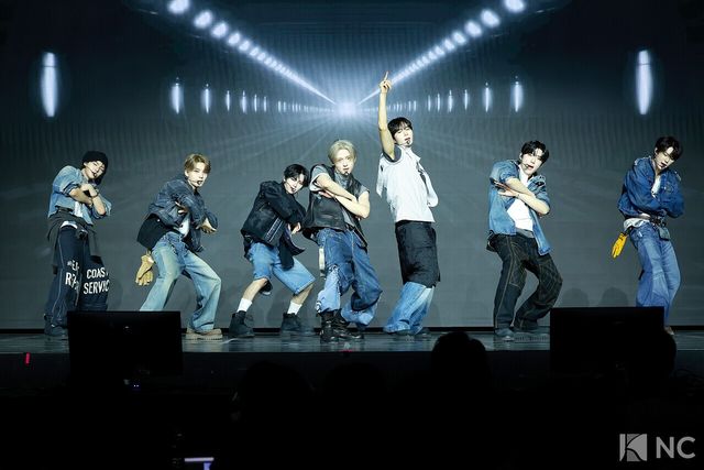 그룹 알파드라이브원(ALPHA DRIVE ONE)이 12일 오후 서울 용산구 블루스퀘어 SOL트래블홀에서 진행된 미니 1집 ‘유포리아(EUPHORIA)’ 발매 기념 쇼케이스에서 무대를 선보이고 있다. 사진=김규빈 기자