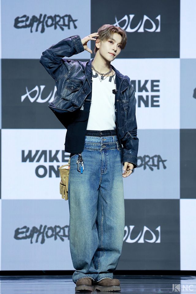 그룹 알파드라이브원(ALPHA DRIVE ONE) 씬롱이 12일 오후 서울 용산구 블루스퀘어 SOL트래블홀에서 진행된 미니 1집 ‘유포리아(EUPHORIA)’ 발매 기념 쇼케이스에서 포즈를 취하고 있다. 사진=김규빈 기자