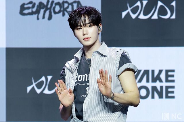 그룹 알파드라이브원(ALPHA DRIVE ONE) 준서가 12일 오후 서울 용산구 블루스퀘어 SOL트래블홀에서 진행된 미니 1집 ‘유포리아(EUPHORIA)’ 발매 기념 쇼케이스에서 포즈를 취하고 있다. 사진=김규빈 기자