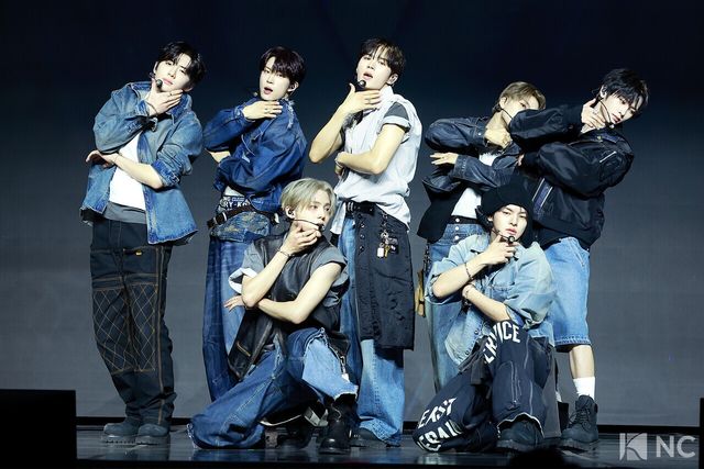 그룹 알파드라이브원(ALPHA DRIVE ONE)이 12일 오후 서울 용산구 블루스퀘어 SOL트래블홀에서 진행된 미니 1집 ‘유포리아(EUPHORIA)’ 발매 기념 쇼케이스에서 무대를 선보이고 있다. 사진=김규빈 기자