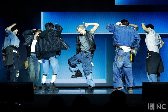 그룹 알파드라이브원(ALPHA DRIVE ONE)이 12일 오후 서울 용산구 블루스퀘어 SOL트래블홀에서 진행된 미니 1집 ‘유포리아(EUPHORIA)’ 발매 기념 쇼케이스에서 무대를 선보이고 있다. 사진=김규빈 기자