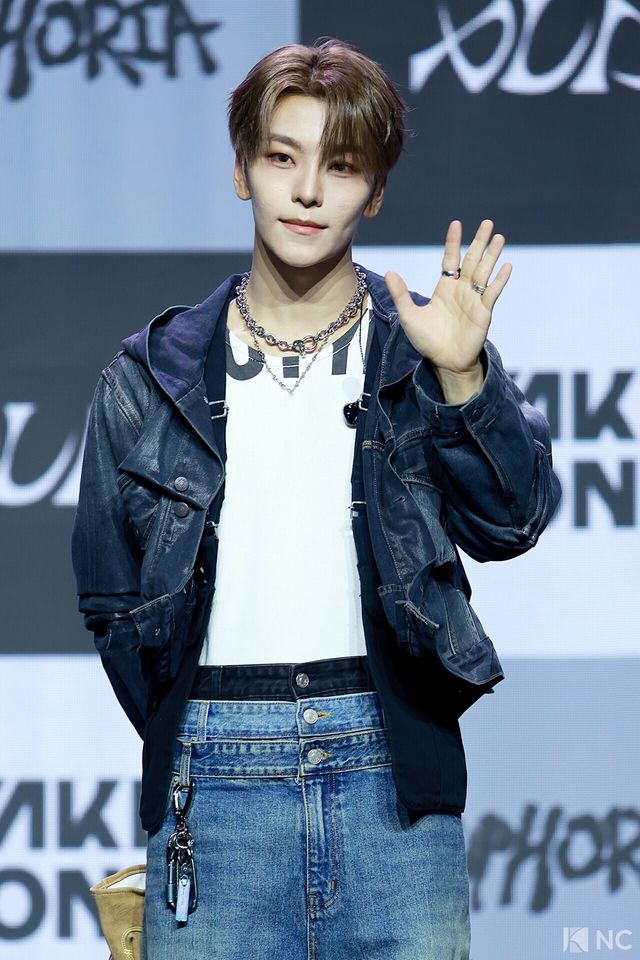 그룹 알파드라이브원(ALPHA DRIVE ONE) 씬롱이 12일 오후 서울 용산구 블루스퀘어 SOL트래블홀에서 진행된 미니 1집 ‘유포리아(EUPHORIA)’ 발매 기념 쇼케이스에서 포즈를 취하고 있다. 사진=김규빈 기자