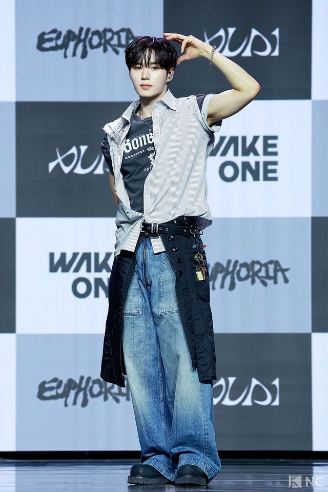 그룹 알파드라이브원(ALPHA DRIVE ONE) 준서가 12일 오후 서울 용산구 블루스퀘어 SOL트래블홀에서 진행된 미니 1집 ‘유포리아(EUPHORIA)’ 발매 기념 쇼케이스에서 포즈를 취하고 있다. 사진=김규빈 기자
