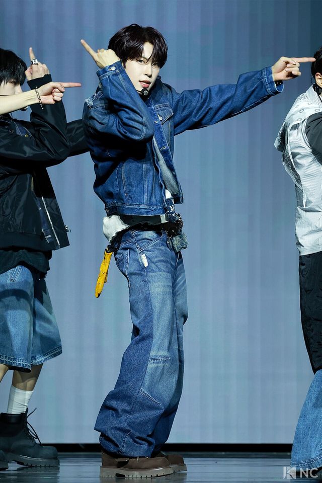 그룹 알파드라이브원(ALPHA DRIVE ONE) 건우가 12일 오후 서울 용산구 블루스퀘어 SOL트래블홀에서 진행된 미니 1집 ‘유포리아(EUPHORIA)’ 발매 기념 쇼케이스에서 무대를 선보이고 있다. 사진=김규빈 기자