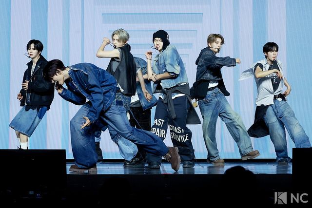 그룹 알파드라이브원(ALPHA DRIVE ONE)이 12일 오후 서울 용산구 블루스퀘어 SOL트래블홀에서 진행된 미니 1집 ‘유포리아(EUPHORIA)’ 발매 기념 쇼케이스에서 무대를 선보이고 있다. 사진=김규빈 기자