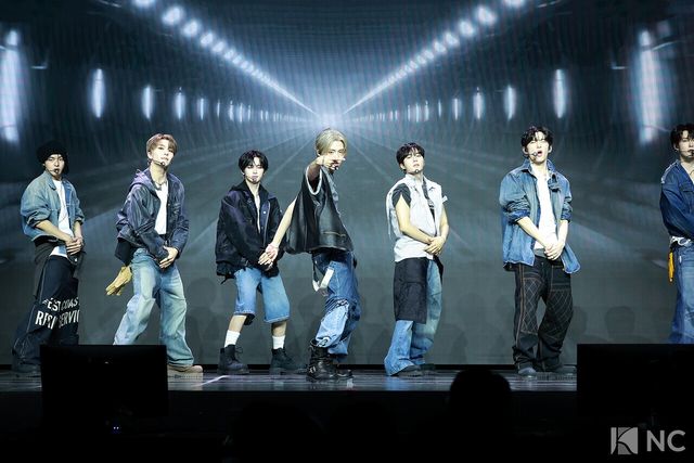 그룹 알파드라이브원(ALPHA DRIVE ONE)이 12일 오후 서울 용산구 블루스퀘어 SOL트래블홀에서 진행된 미니 1집 ‘유포리아(EUPHORIA)’ 발매 기념 쇼케이스에서 무대를 선보이고 있다. 사진=김규빈 기자