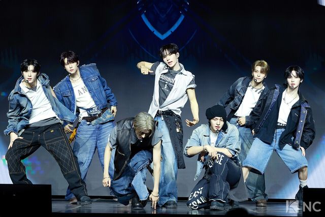 그룹 알파드라이브원(ALPHA DRIVE ONE)이 12일 오후 서울 용산구 블루스퀘어 SOL트래블홀에서 진행된 미니 1집 ‘유포리아(EUPHORIA)’ 발매 기념 쇼케이스에서 무대를 선보이고 있다. 사진=김규빈 기자