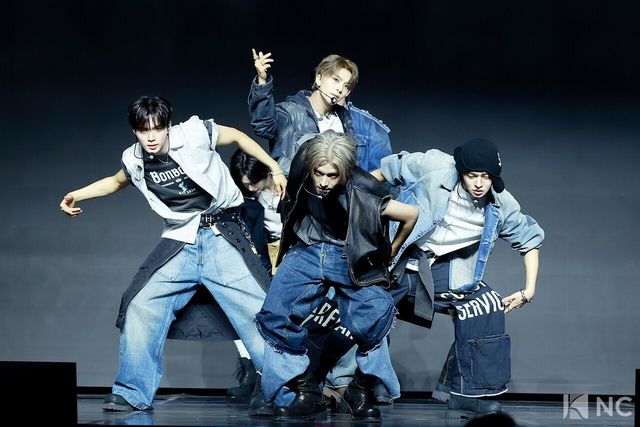 그룹 알파드라이브원(ALPHA DRIVE ONE)이 12일 오후 서울 용산구 블루스퀘어 SOL트래블홀에서 진행된 미니 1집 ‘유포리아(EUPHORIA)’ 발매 기념 쇼케이스에서 무대를 선보이고 있다. 사진=김규빈 기자