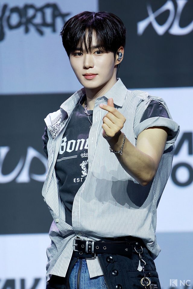 그룹 알파드라이브원(ALPHA DRIVE ONE) 준서가 12일 오후 서울 용산구 블루스퀘어 SOL트래블홀에서 진행된 미니 1집 ‘유포리아(EUPHORIA)’ 발매 기념 쇼케이스에서 포즈를 취하고 있다. 사진=김규빈 기자