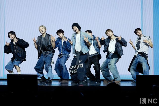 그룹 알파드라이브원(ALPHA DRIVE ONE)이 12일 오후 서울 용산구 블루스퀘어 SOL트래블홀에서 진행된 미니 1집 ‘유포리아(EUPHORIA)’ 발매 기념 쇼케이스에서 무대를 선보이고 있다. 사진=김규빈 기자