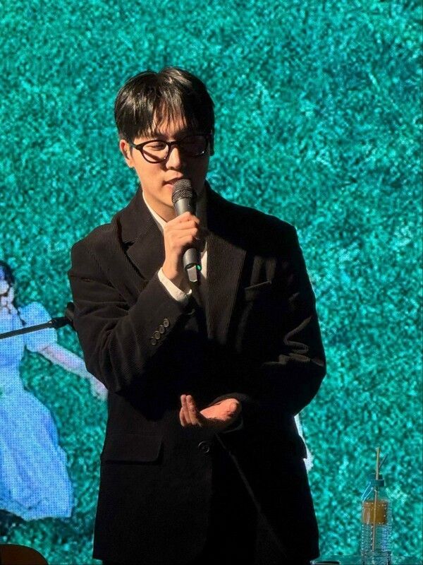 Singer-songwriter 그_냥 (J_ust). Photo by ATCM.