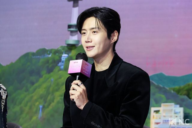 배우 김선호가 13일 오전 서울 강남구 조선 팰리스에서 진행된 넷플릭스 시리즈 ‘이 사랑 통역 되나요?’(극본 홍자매/연출 유영은) 제작발표회에서 소감을 말하고 있다. 사진=김규빈 기자