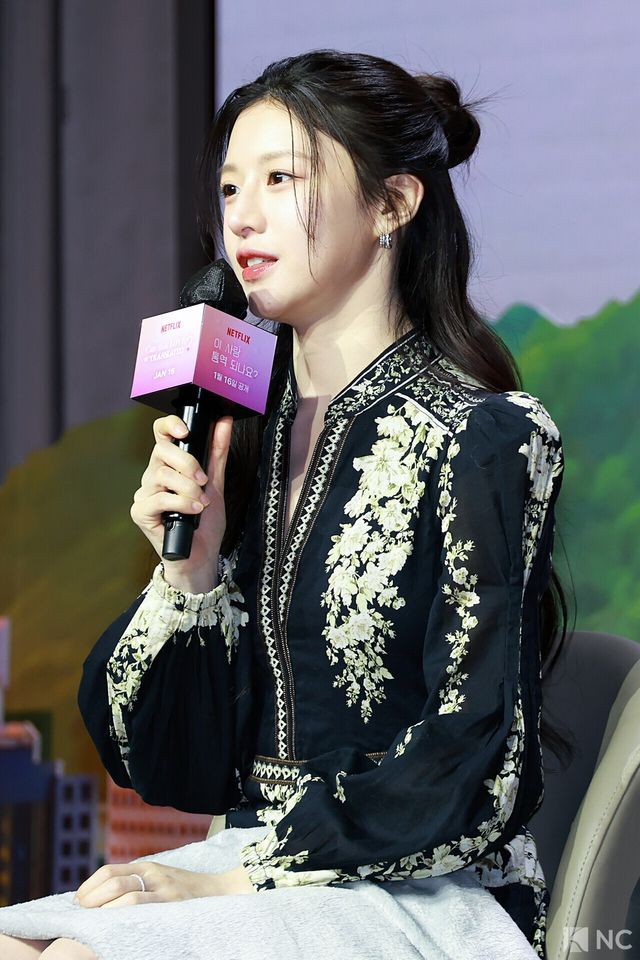 배우 고윤정이 13일 오전 서울 강남구 조선 팰리스에서 진행된 넷플릭스 시리즈 ‘이 사랑 통역 되나요?’(극본 홍자매/연출 유영은) 제작발표회에서 소감을 말하고 있다. 사진=김규빈 기자