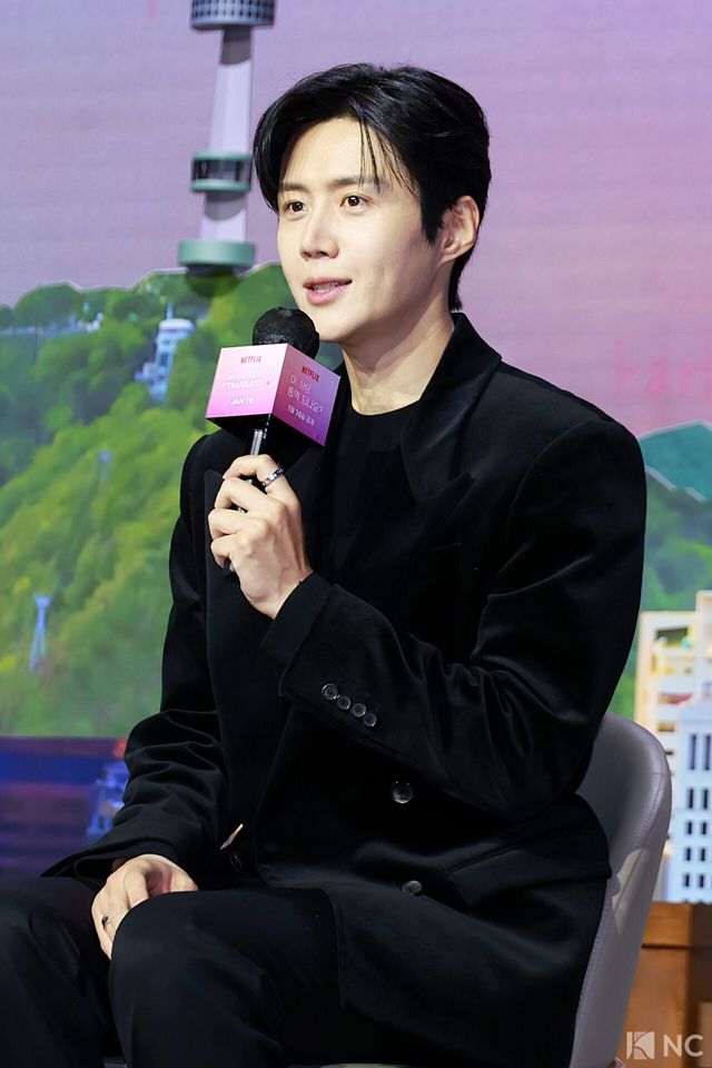 배우 김선호가 13일 오전 서울 강남구 조선 팰리스에서 진행된 넷플릭스 시리즈 ‘이 사랑 통역 되나요?’(극본 홍자매/연출 유영은) 제작발표회에서 소감을 말하고 있다. 사진=김규빈 기자