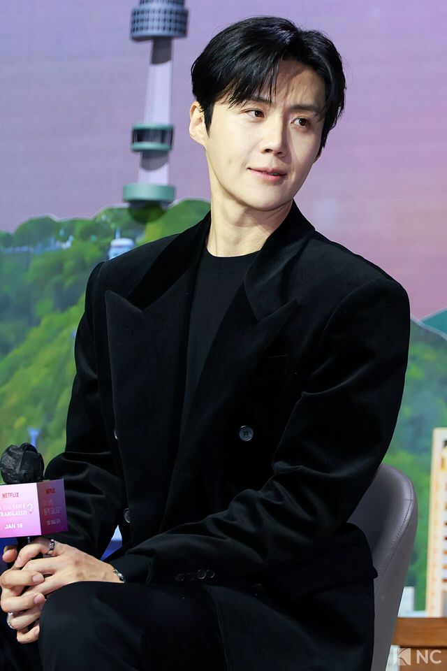 배우 김선호가 13일 오전 서울 강남구 조선 팰리스에서 진행된 넷플릭스 시리즈 ‘이 사랑 통역 되나요?’(극본 홍자매/연출 유영은) 제작발표회에서 소감을 말하고 있다. 사진=김규빈 기자
