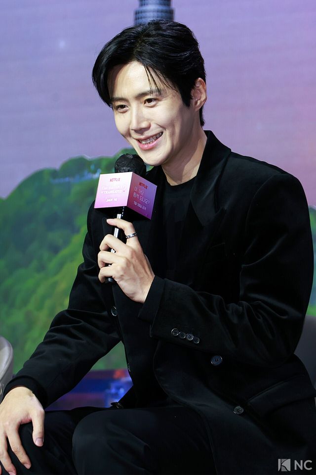 배우 김선호가 13일 오전 서울 강남구 조선 팰리스에서 진행된 넷플릭스 시리즈 ‘이 사랑 통역 되나요?’(극본 홍자매/연출 유영은) 제작발표회에서 소감을 말하고 있다. 사진=김규빈 기자