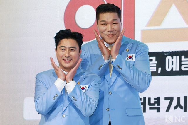 스포츠 해설가 안정환, 전 농구 선수 서장훈이 14일 오후 서울 영등포구 페어몬트 앰배서더 서울에서 진행된 JTBC 신규 예능 ‘예스맨’ 제작발표회에서 포즈를 취하고 있다. 사진=김규빈 기자