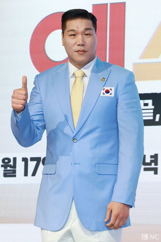 전 농구 선수 서장훈이 14일 오후 서울 영등포구 페어몬트 앰배서더 서울에서 진행된 JTBC 신규 예능 ‘예스맨’ 제작발표회에서 포즈를 취하고 있다. 사진=김규빈 기자