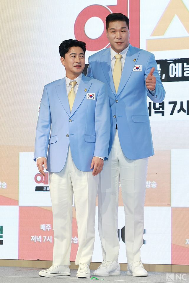 스포츠 해설가 안정환, 전 농구 선수 서장훈이 14일 오후 서울 영등포구 페어몬트 앰배서더 서울에서 진행된 JTBC 신규 예능 ‘예스맨’ 제작발표회에서 포즈를 취하고 있다. 사진=김규빈 기자