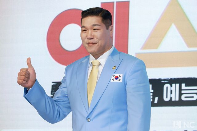 전 농구 선수 서장훈이 14일 오후 서울 영등포구 페어몬트 앰배서더 서울에서 진행된 JTBC 신규 예능 ‘예스맨’ 제작발표회에서 포즈를 취하고 있다. 사진=김규빈 기자