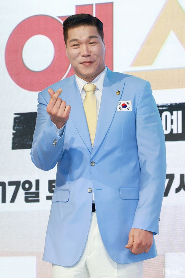 전 농구 선수 서장훈이 14일 오후 서울 영등포구 페어몬트 앰배서더 서울에서 진행된 JTBC 신규 예능 ‘예스맨’ 제작발표회에서 포즈를 취하고 있다. 사진=김규빈 기자