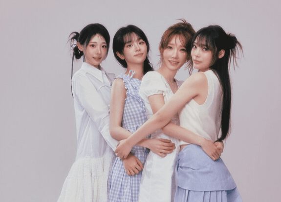 QWER. 写真=タマゴプロダクション