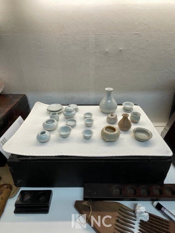 답십리 고미술상가2.3동 내 예명당에서는 고려청자와 조선백자를 다기(茶器)로 활용할 수 있도록 비치해놓고 판매하고 있다. 사진=뉴스컬처