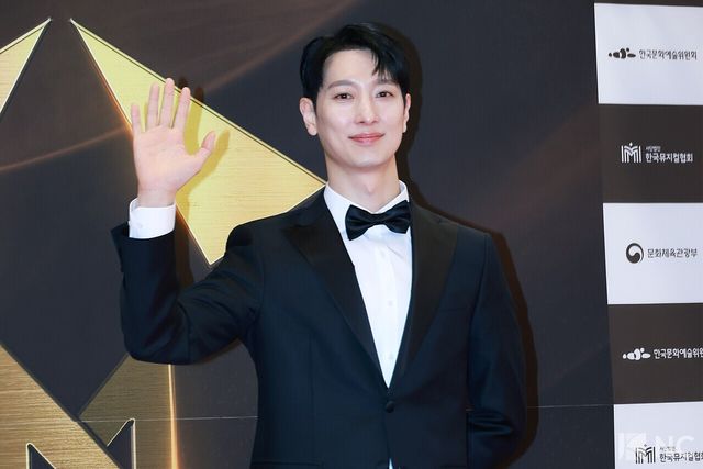 뮤지컬 배우 서동진이 19일 오후 서울 종로구 세종문화회관에서 진행된 ‘제10회 한국뮤지컬어워즈’ 본식에 앞서 레드카펫을 밟고 있다. 사진=김규빈 기자