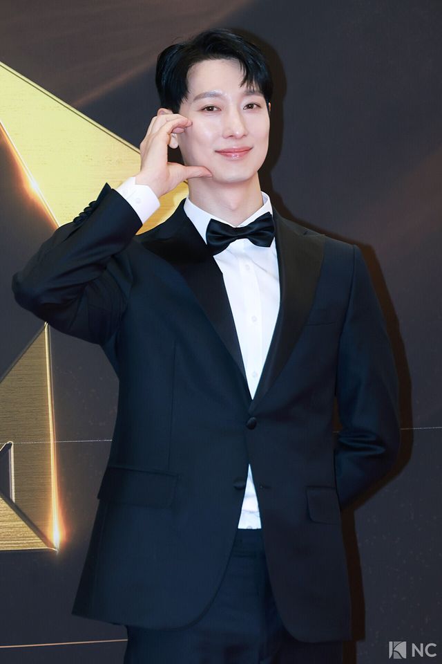 뮤지컬 배우 서동진이 19일 오후 서울 종로구 세종문화회관에서 진행된 ‘제10회 한국뮤지컬어워즈’ 본식에 앞서 레드카펫을 밟고 있다. 사진=김규빈 기자