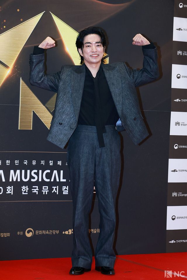 뮤지컬 배우 정문성이 19일 오후 서울 종로구 세종문화회관에서 진행된 ‘제10회 한국뮤지컬어워즈’ 본식에 앞서 레드카펫을 밟고 있다. 사진=김규빈 기자