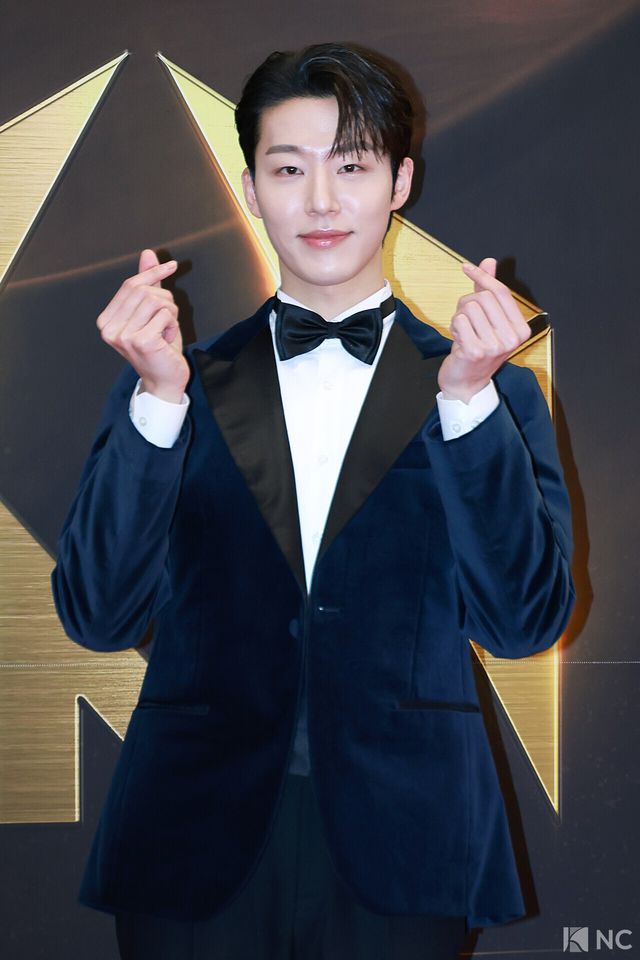 뮤지컬 배우 원태민이 19일 오후 서울 종로구 세종문화회관에서 진행된 ‘제10회 한국뮤지컬어워즈’ 본식에 앞서 레드카펫을 밟고 있다. 사진=김규빈 기자