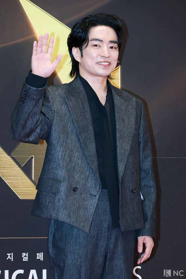 뮤지컬 배우 정문성이 19일 오후 서울 종로구 세종문화회관에서 진행된 ‘제10회 한국뮤지컬어워즈’ 본식에 앞서 레드카펫을 밟고 있다. 사진=김규빈 기자